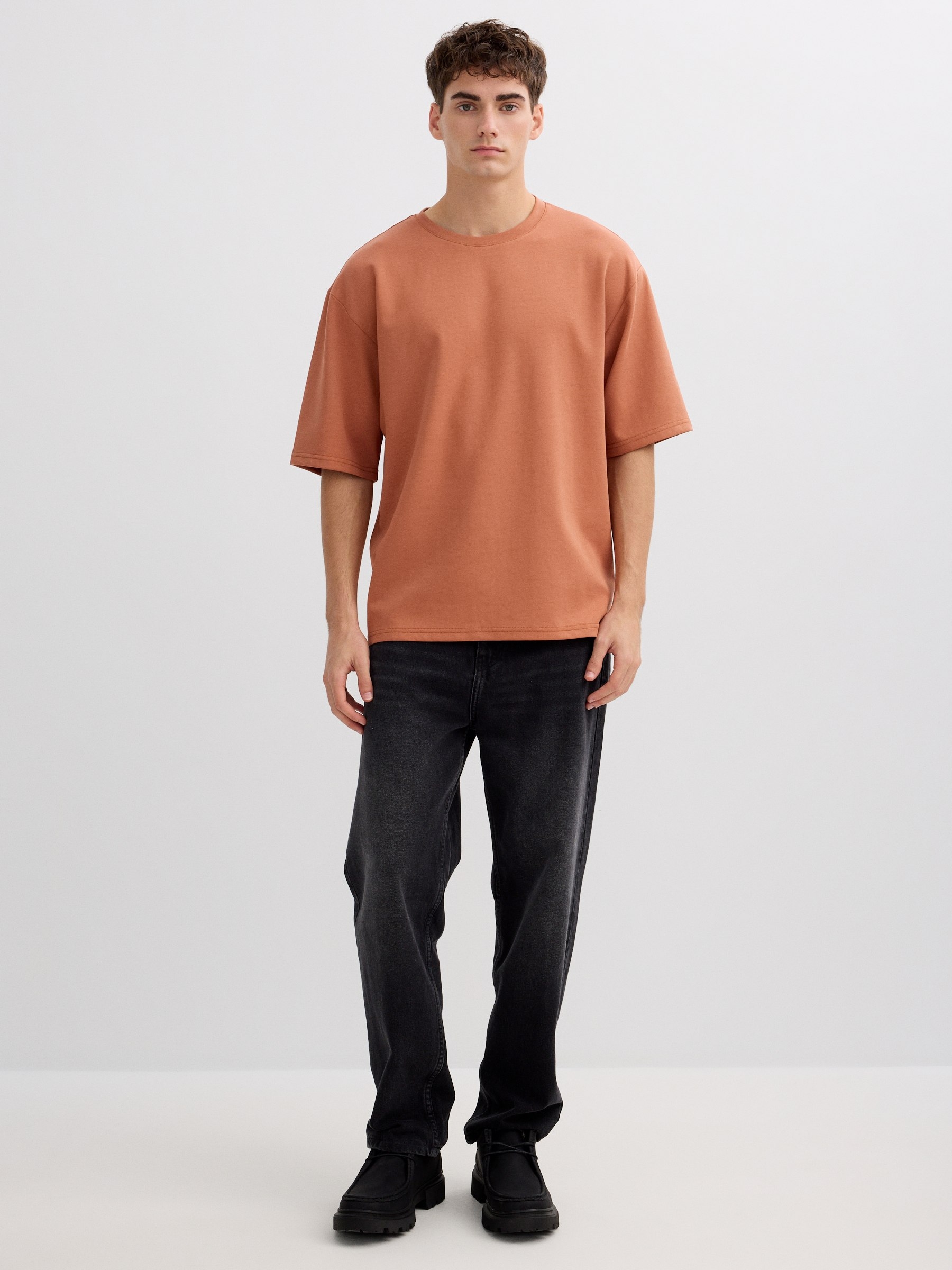 Camisola oversize lisa marrom vista meia frontal