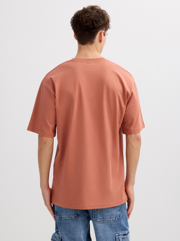 Camiseta terracota marrón vista media trasera
