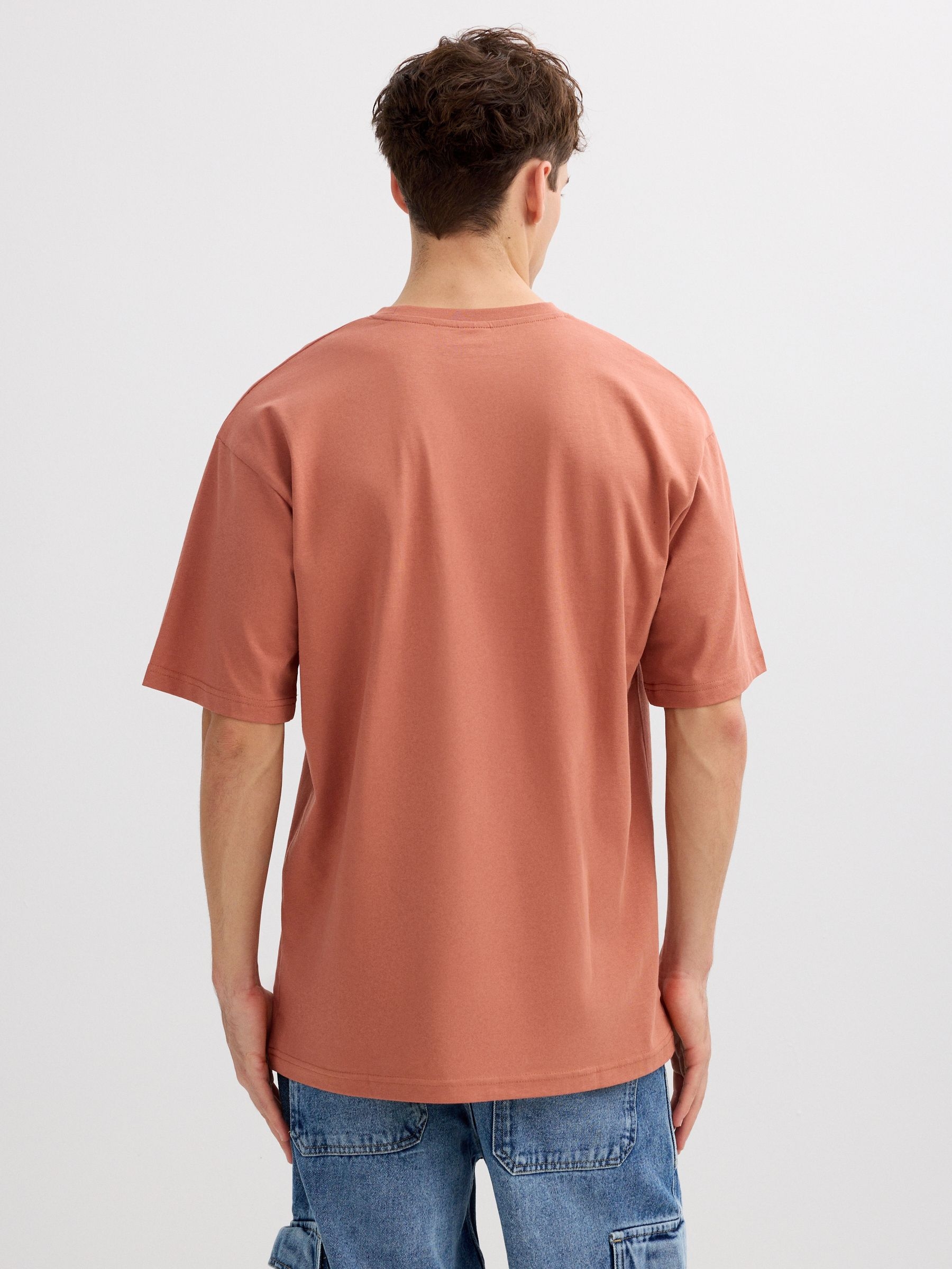 Camiseta terracota marrón vista media frontal