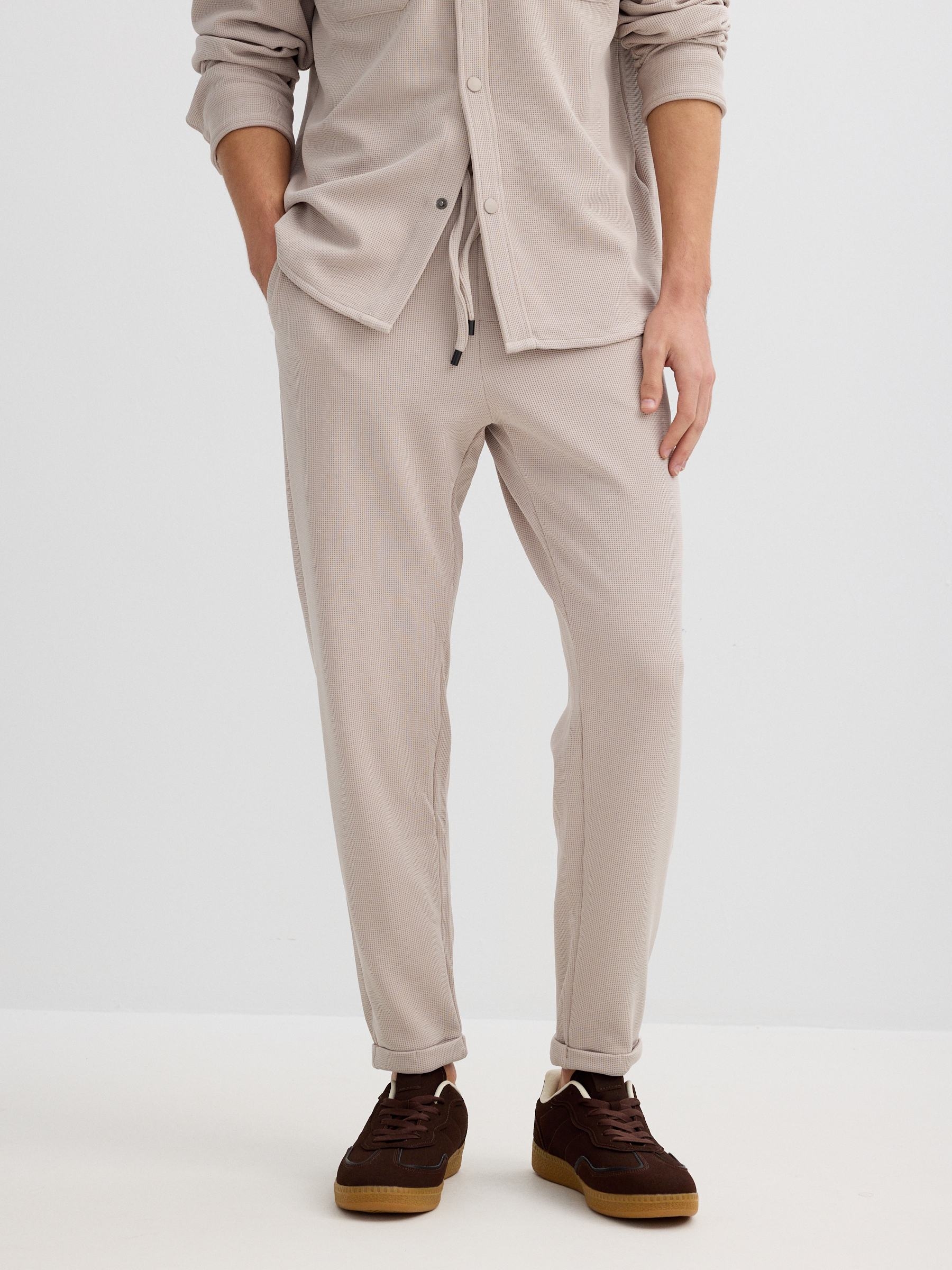 Jogger deportivo felpa beige crudo vista general frontal