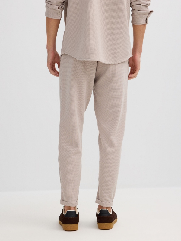 Jogger deportivo felpa beige crudo vista media trasera