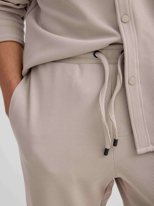 Jogger deportivo felpa beige crudo vista detalle