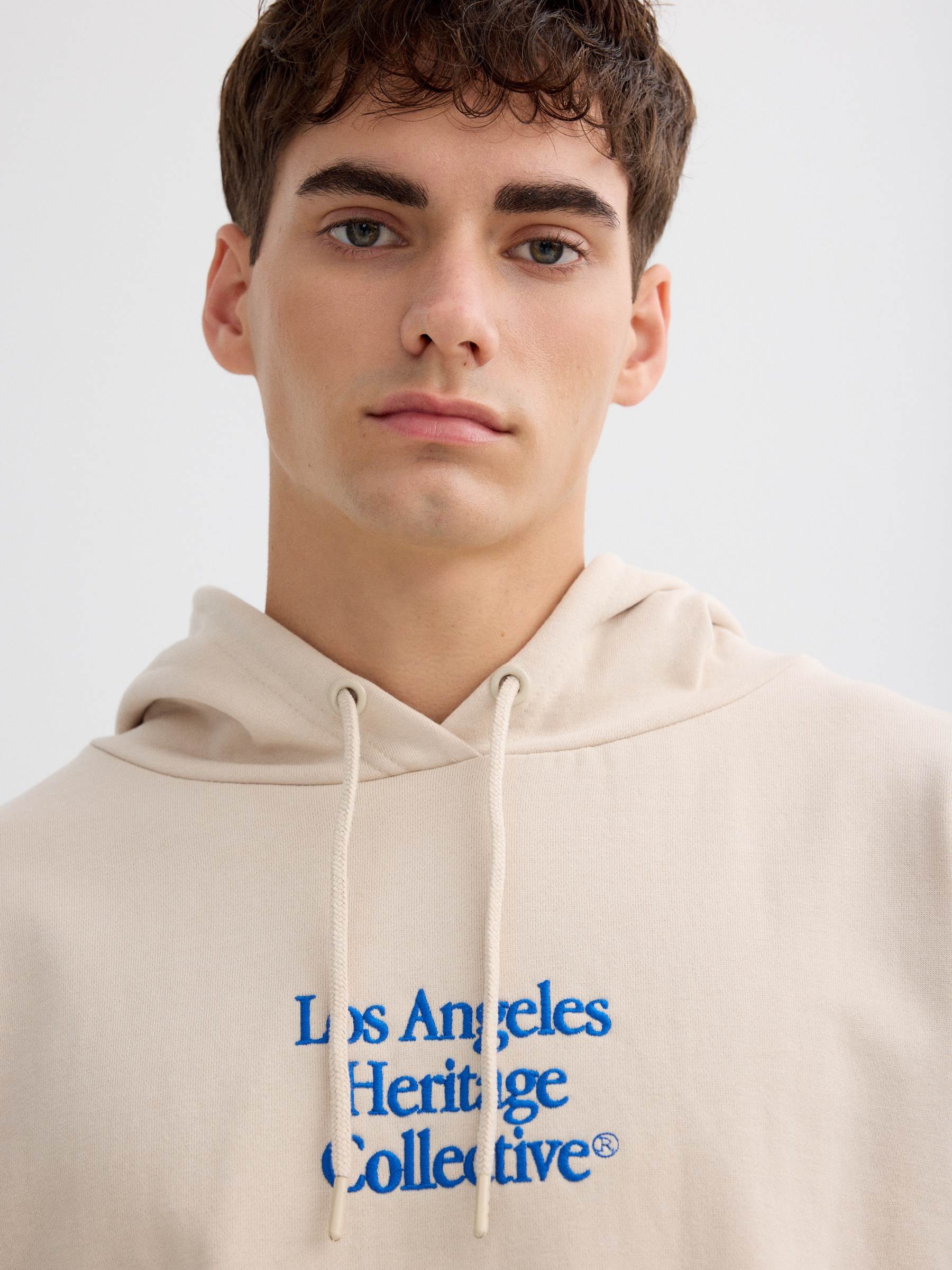 Camisola de felpa com capuz Los Angeles crua vista meia frontal