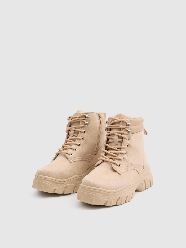 Botas de moda con plataforma beige vista frontal 45º