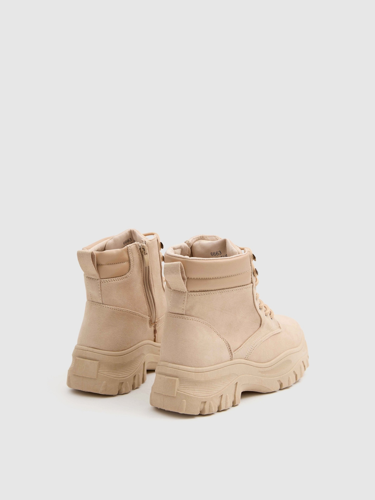 Botas de moda con plataforma beige vista trasera 45º