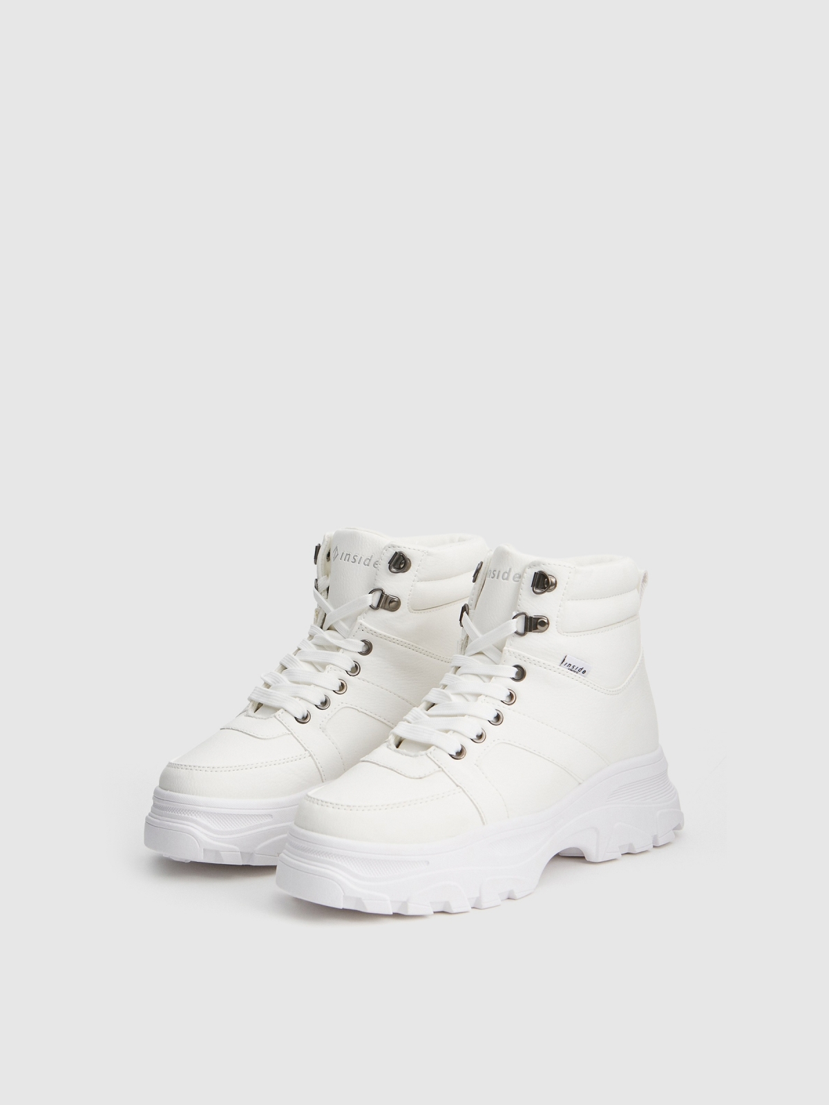 Botas com plataforma serrilhada branco vista frontal 45º