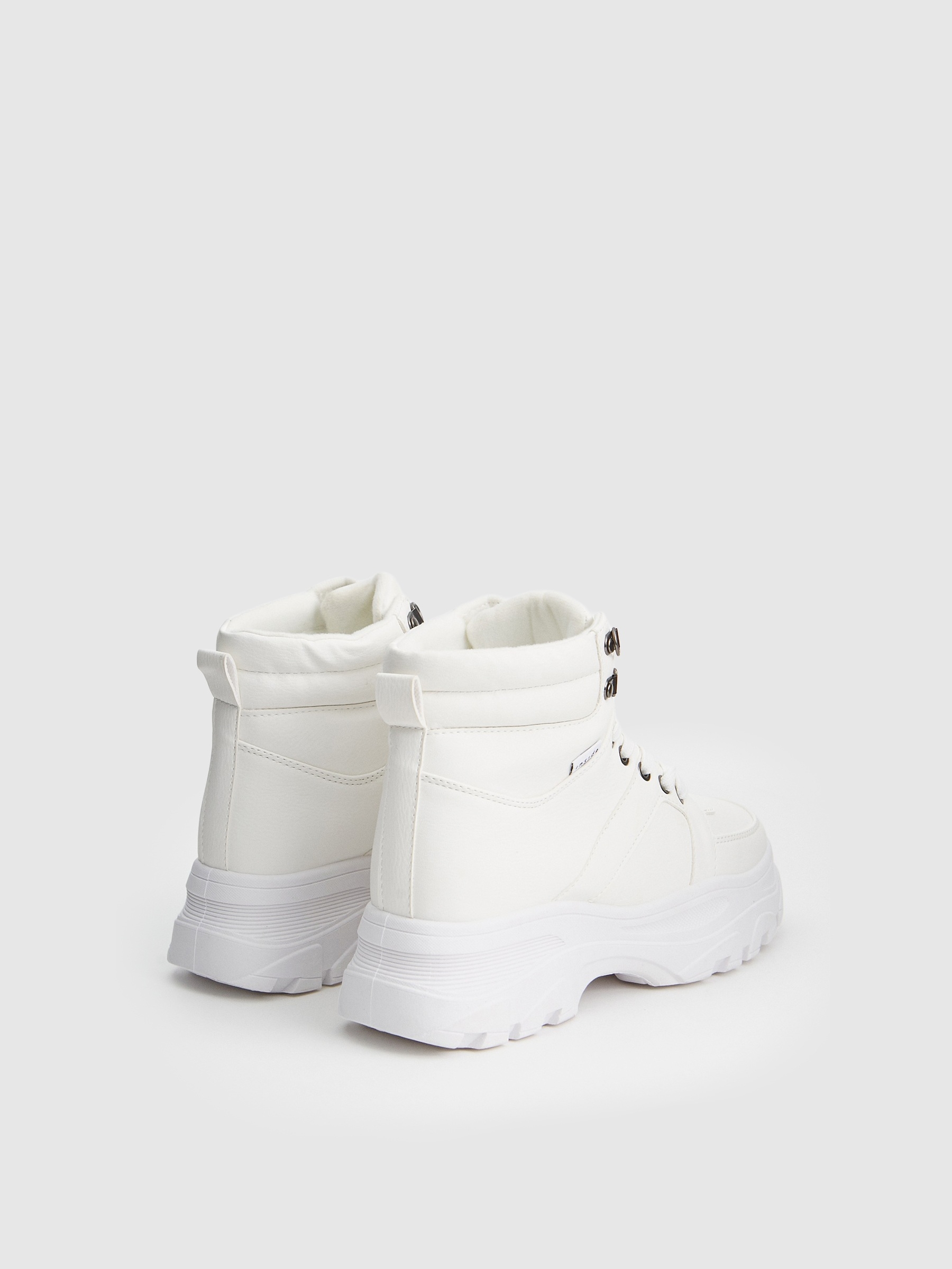 Botas com plataforma serrilhada branco
