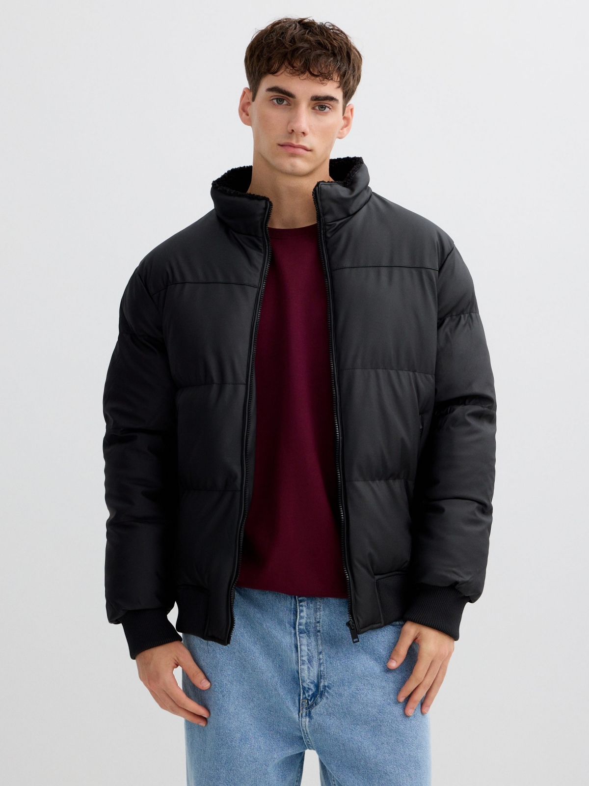 Casaco de nylon com fecho éclair preto vista meia frontal