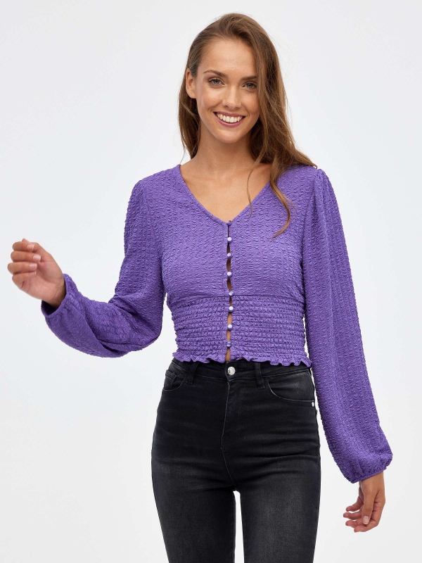 Camiseta crop botones con gomas morado vista media frontal