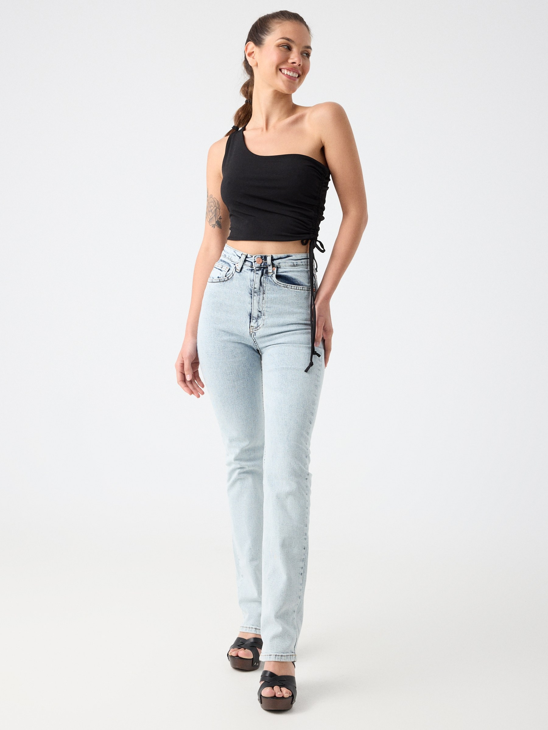 Jeans reto slim branqueado azul/branco vista geral frontal