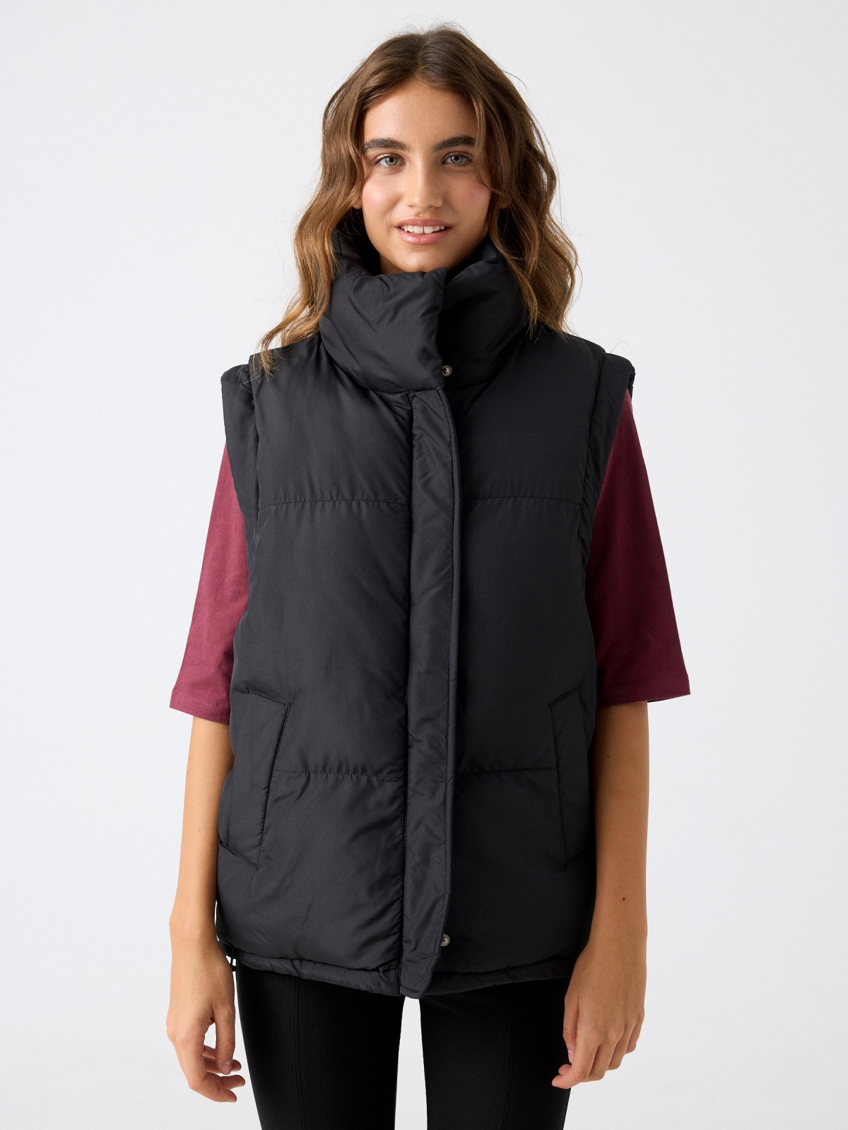 Chaleco puffy cuello alto negro vista media frontal