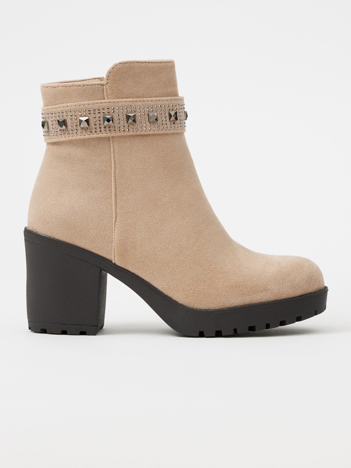 Botín tacón tira tachas beige