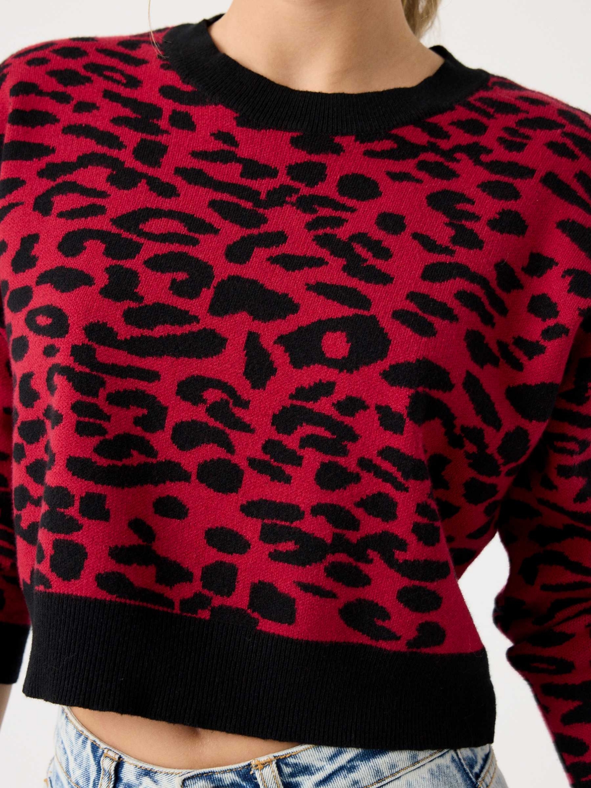 Suéter cropped animal print preto vista detalhe
