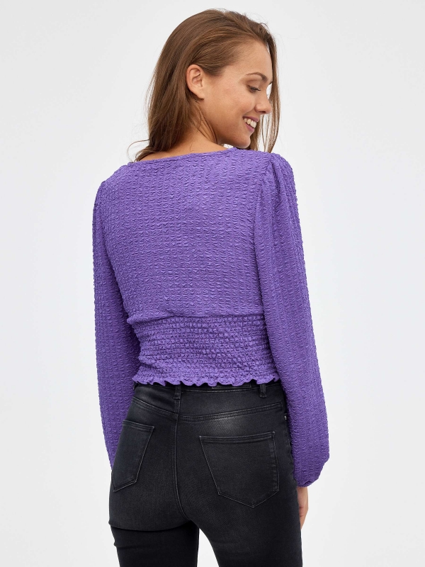 Camiseta crop botones con gomas morado vista media trasera