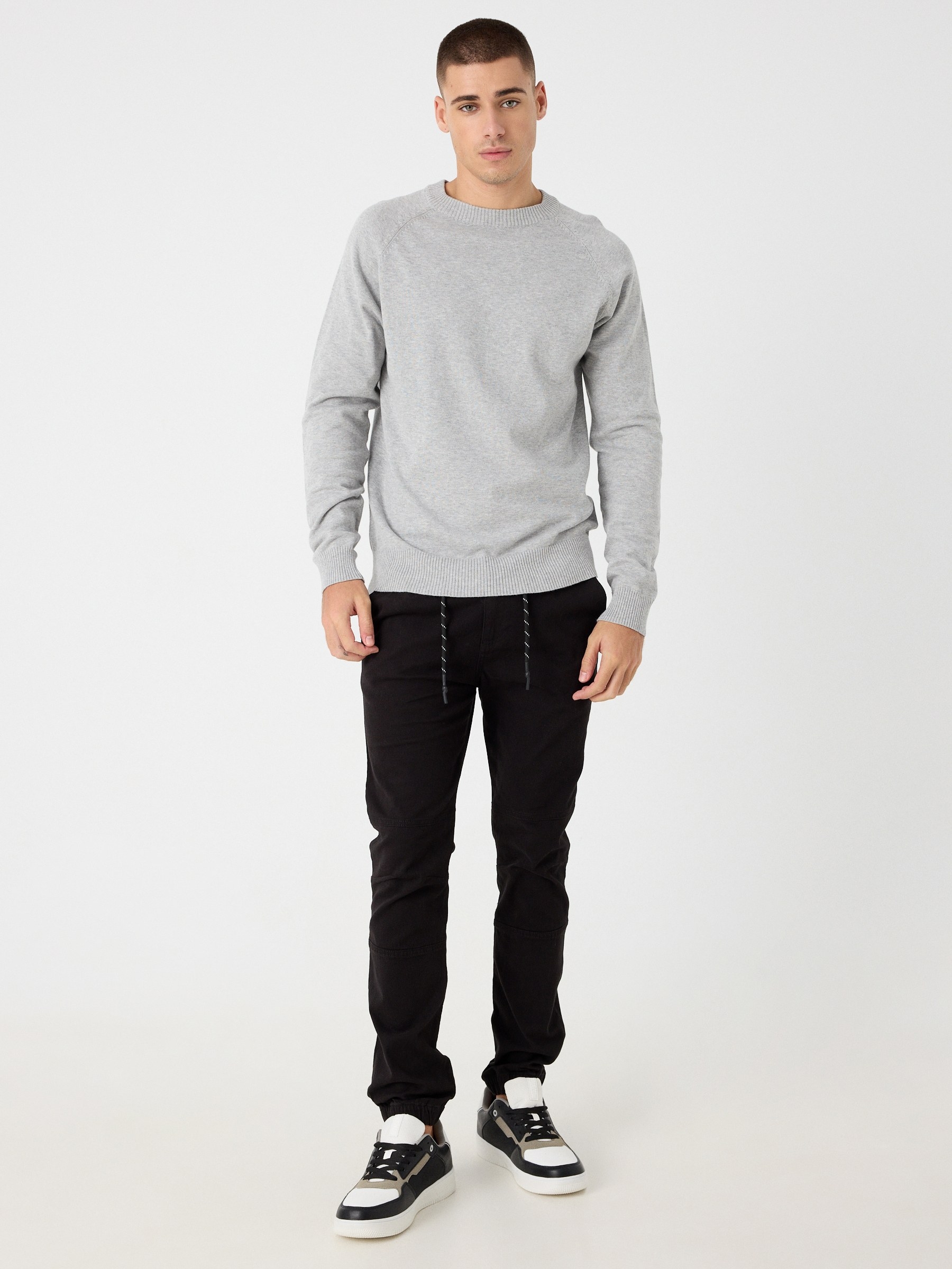 Calça jogger com nó preto vista geral frontal