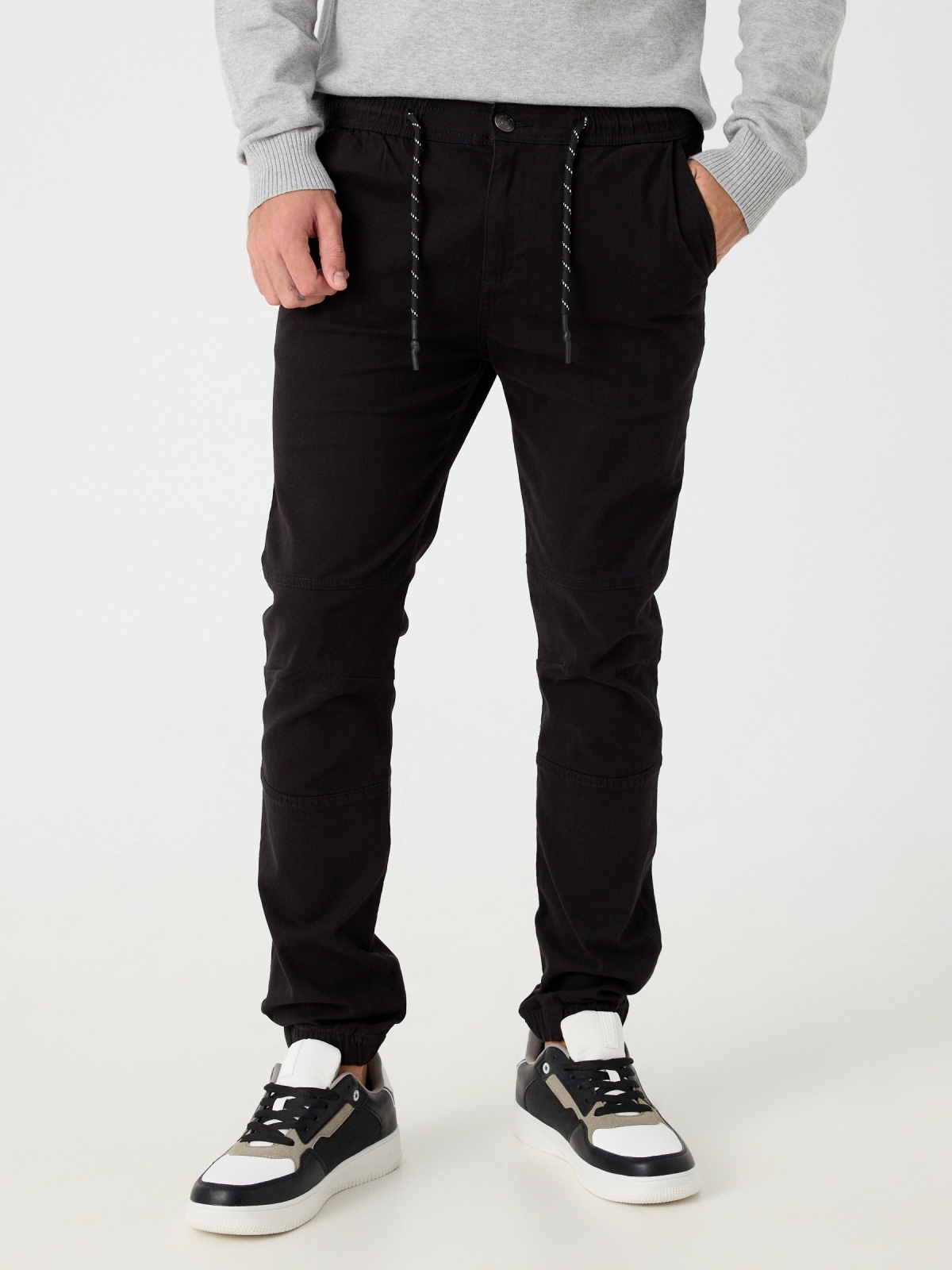 Pantalón jogger anudado negro vista media frontal