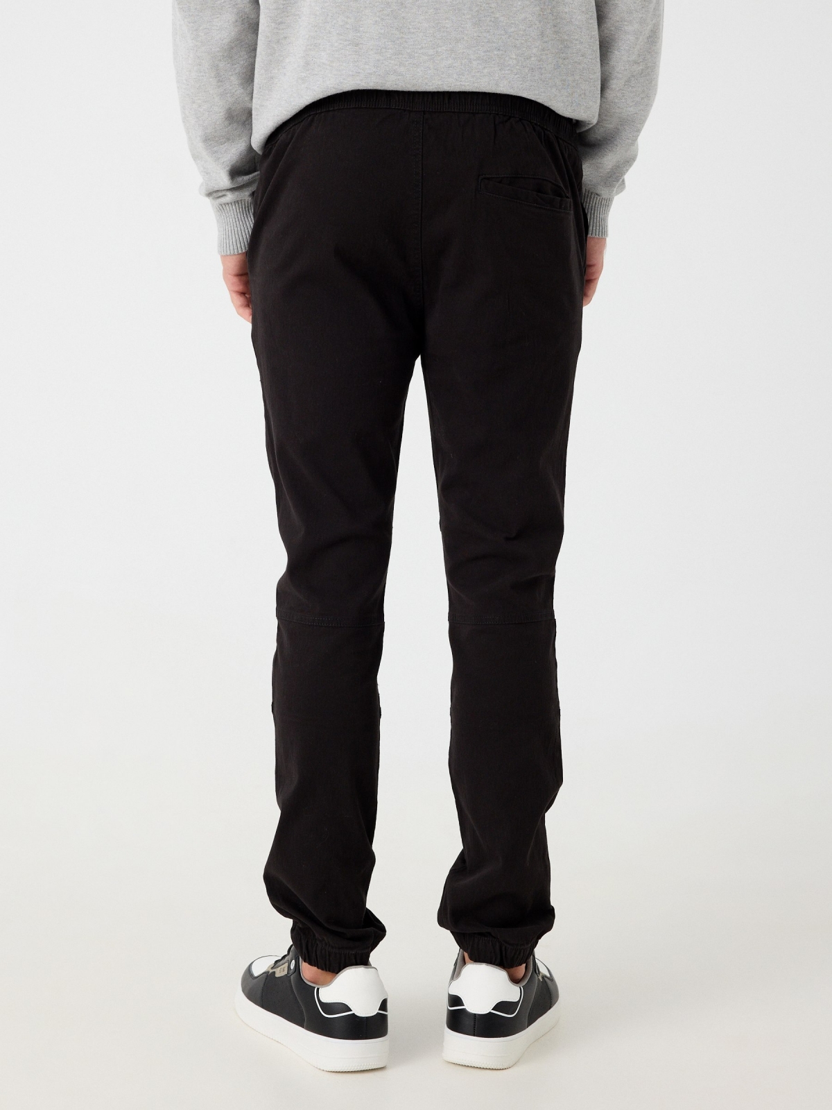 Pantalón jogger anudado negro vista media trasera