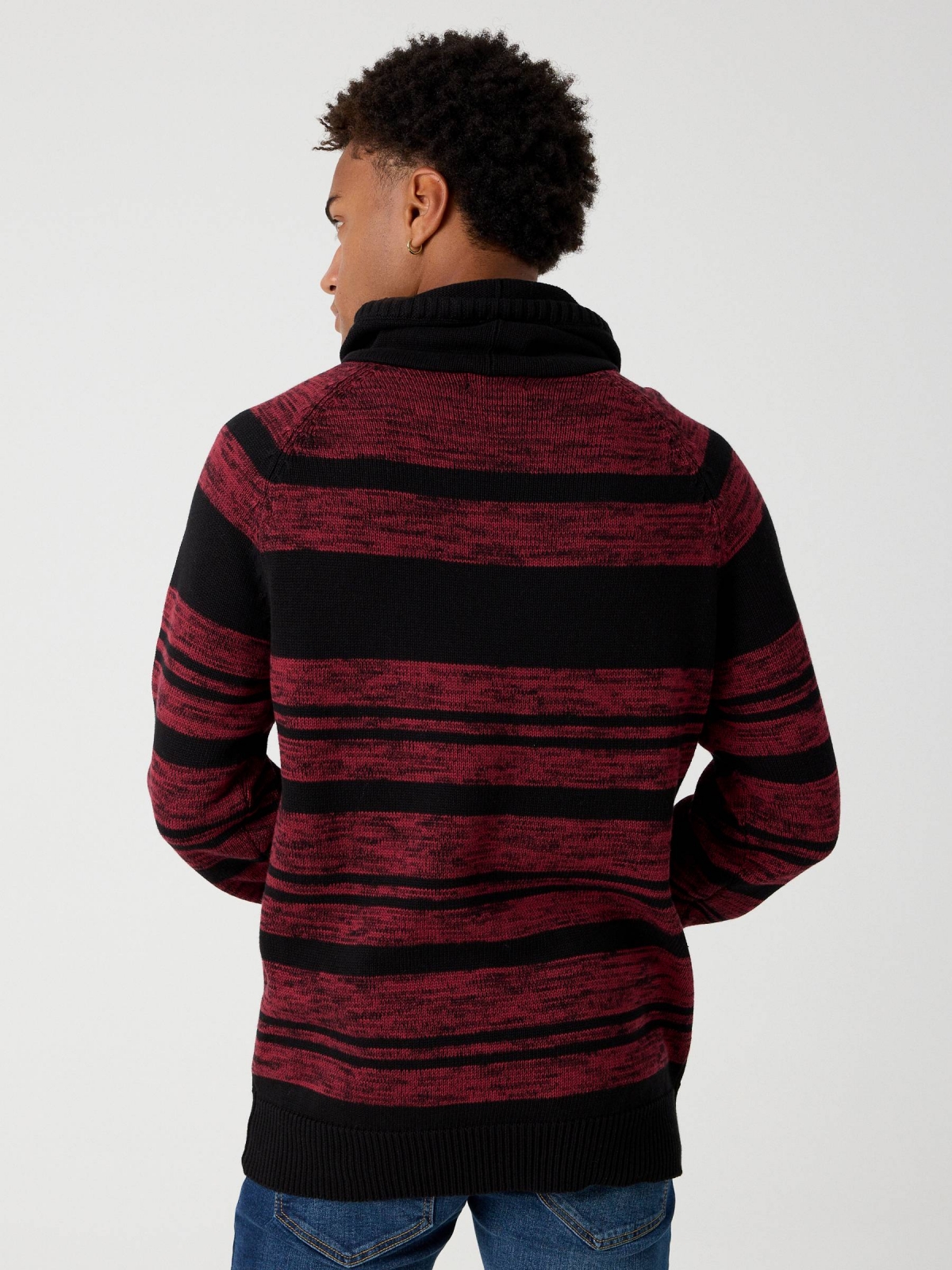 Jersey jaspeado cuello envolvente rojo vista media trasera
