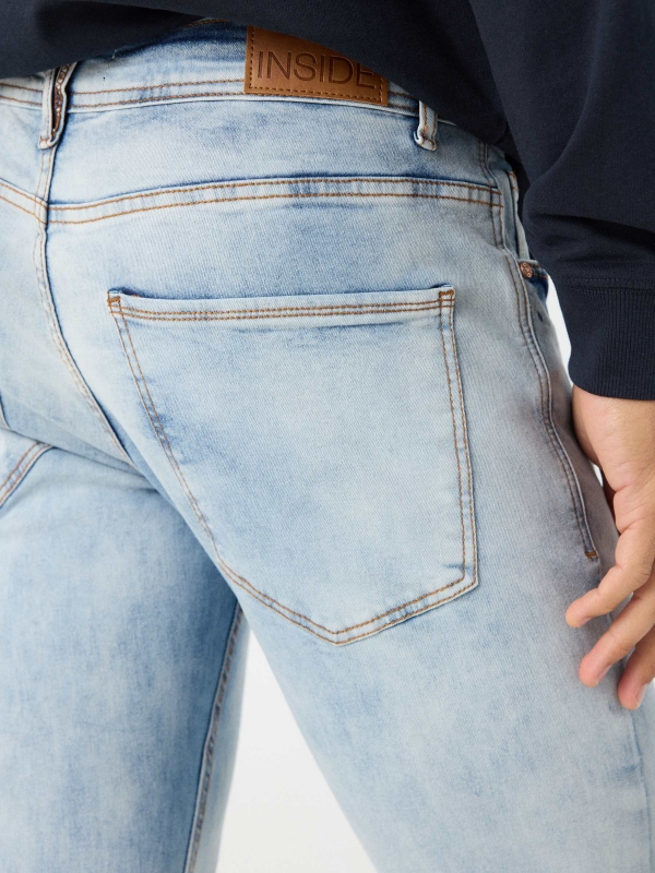 Jeans slim azul claro lavado azul claro vista detalhe