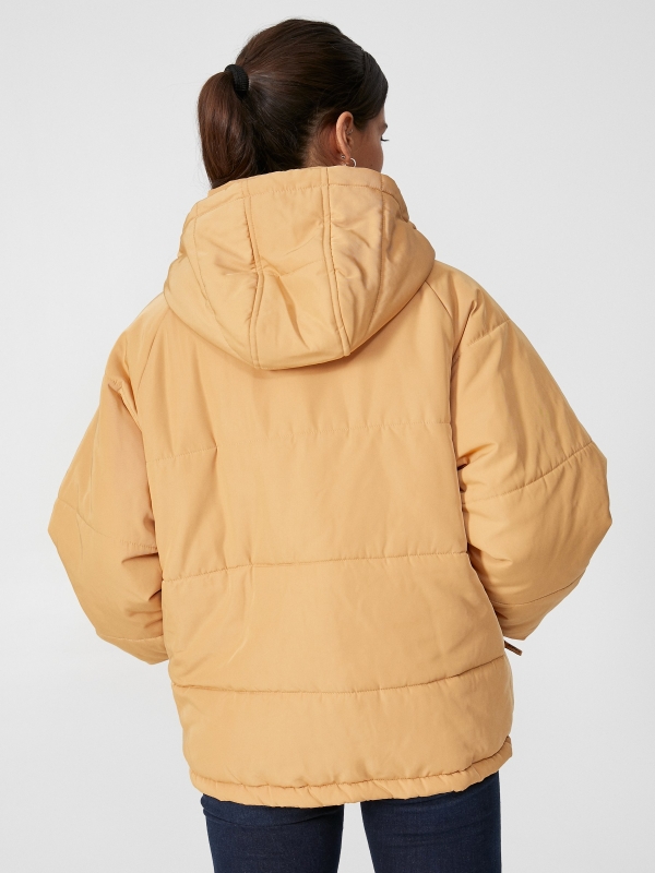 Casaco acolchoado com capuz ocre