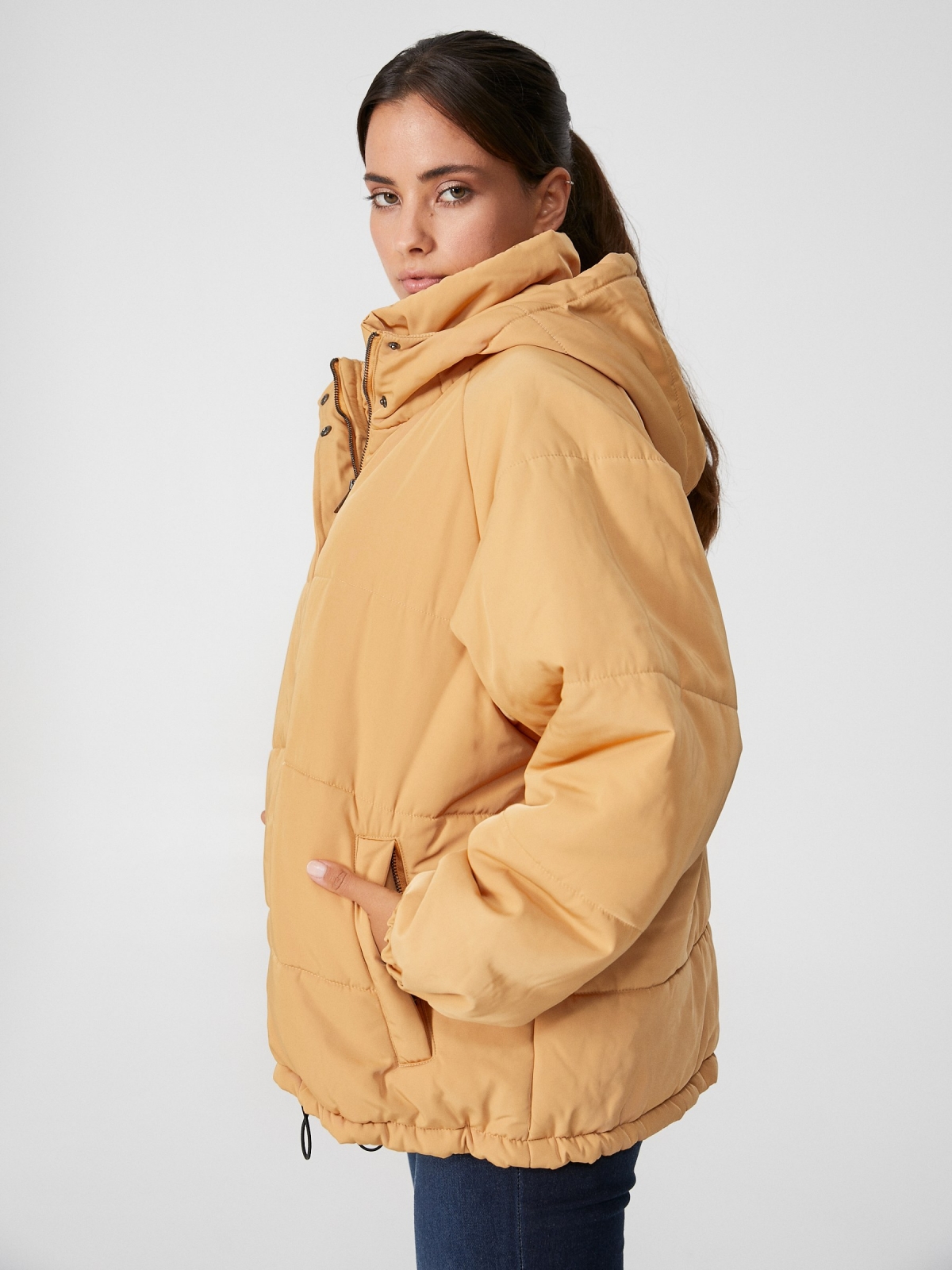 Casaco acolchoado com capuz ocre
