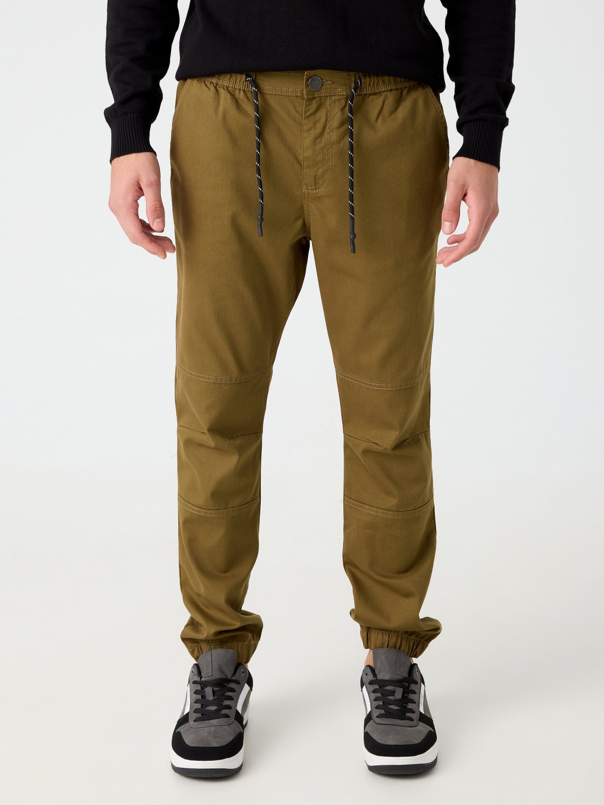 Pantalón jogger anudado canela vista media frontal