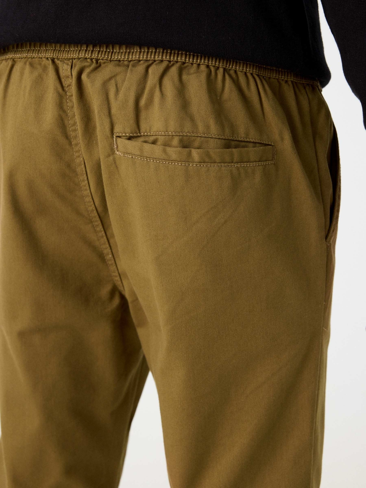 Calça jogger com nó canela vista detalhe