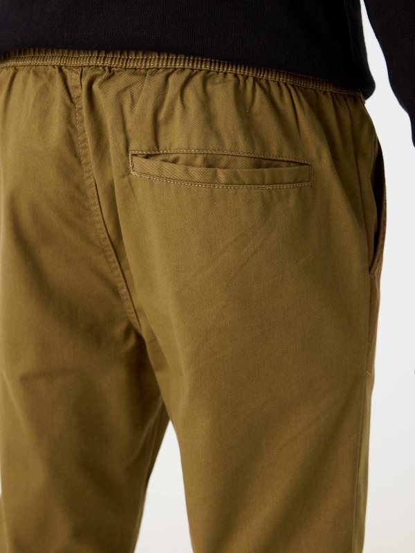 Pantalón jogger anudado canela vista detalle