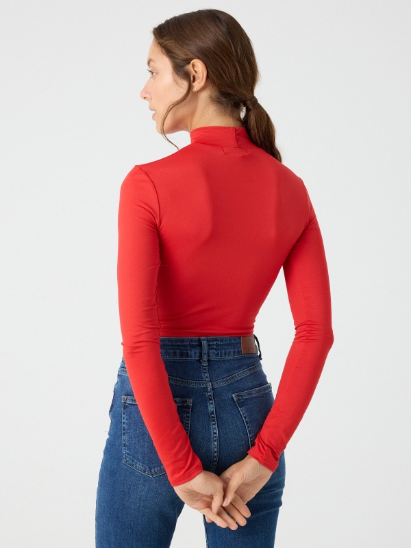 Camiseta cut out cuello alto rojo vista media trasera Camiseta cut out cuello alto rojo vista media trasera