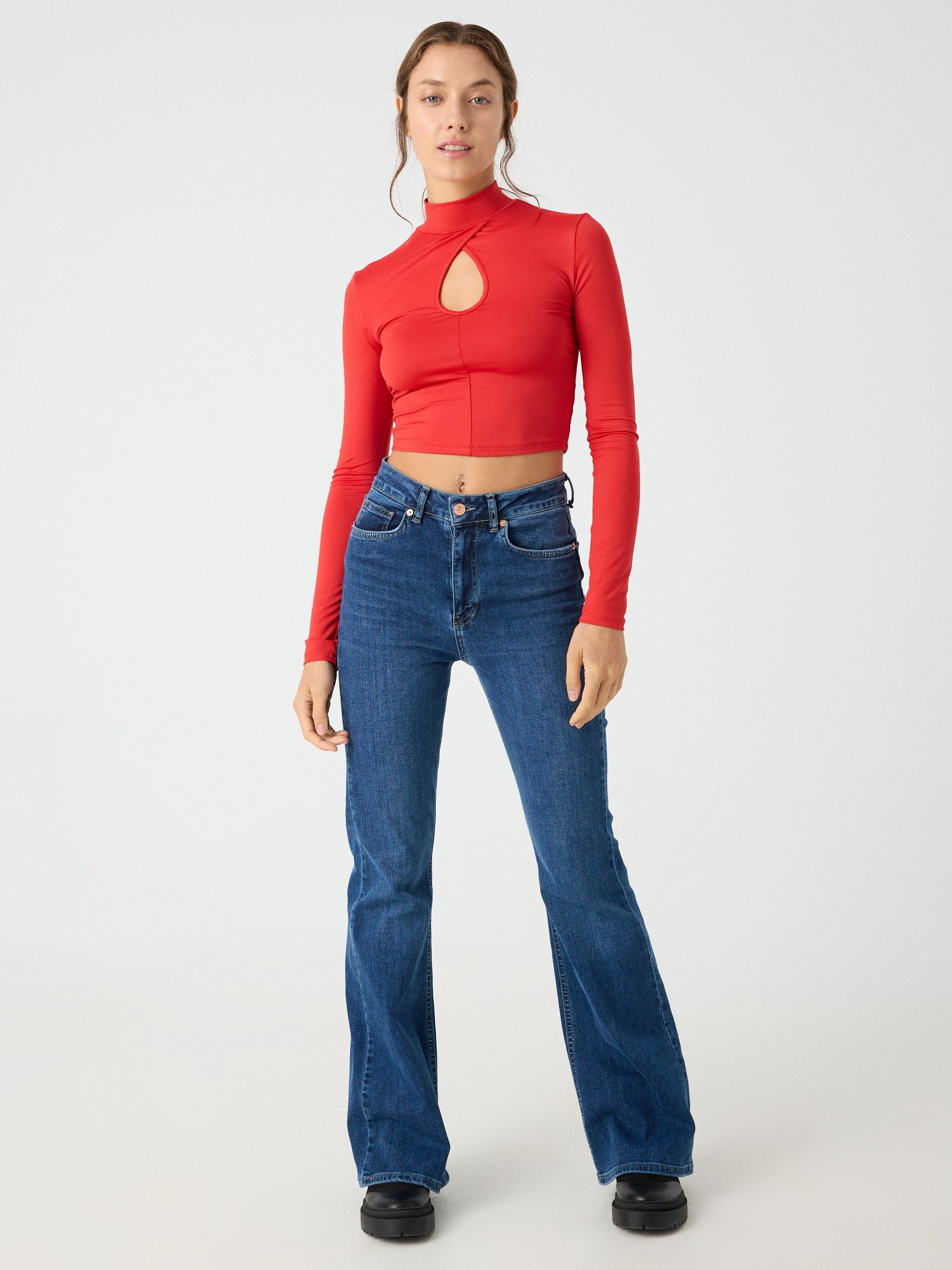 T-shirt gola alta com fenda vermelho vista meia frontal