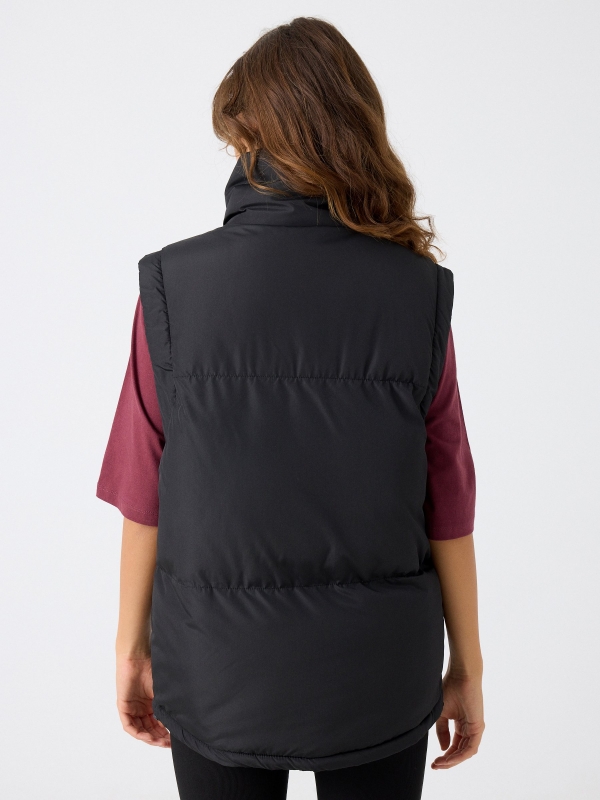 Chaleco puffy cuello alto negro vista media trasera