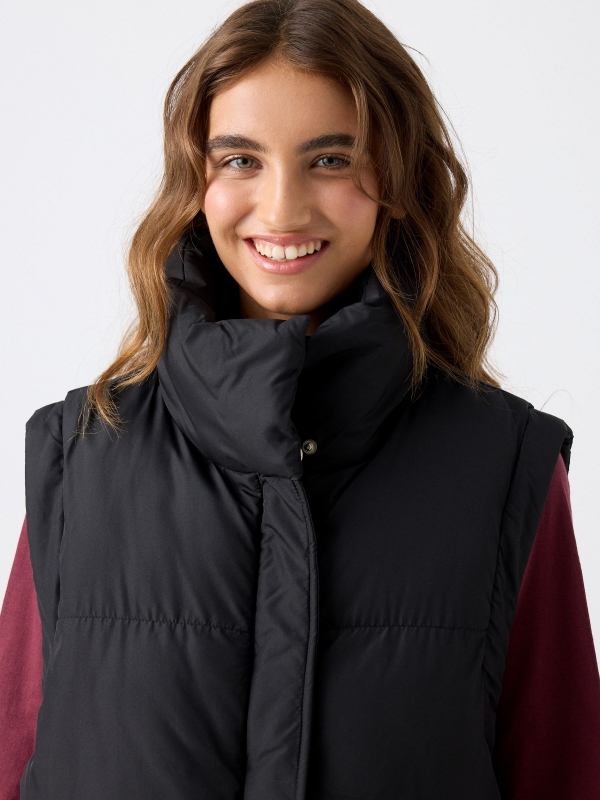 Chaleco puffy cuello alto negro vista detalle