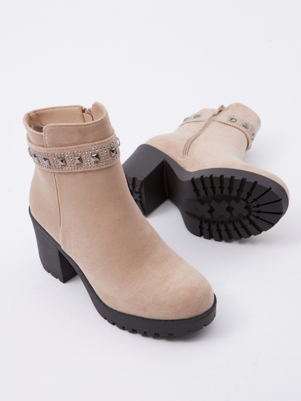 High-heeled ankle boot with studs beige detail view