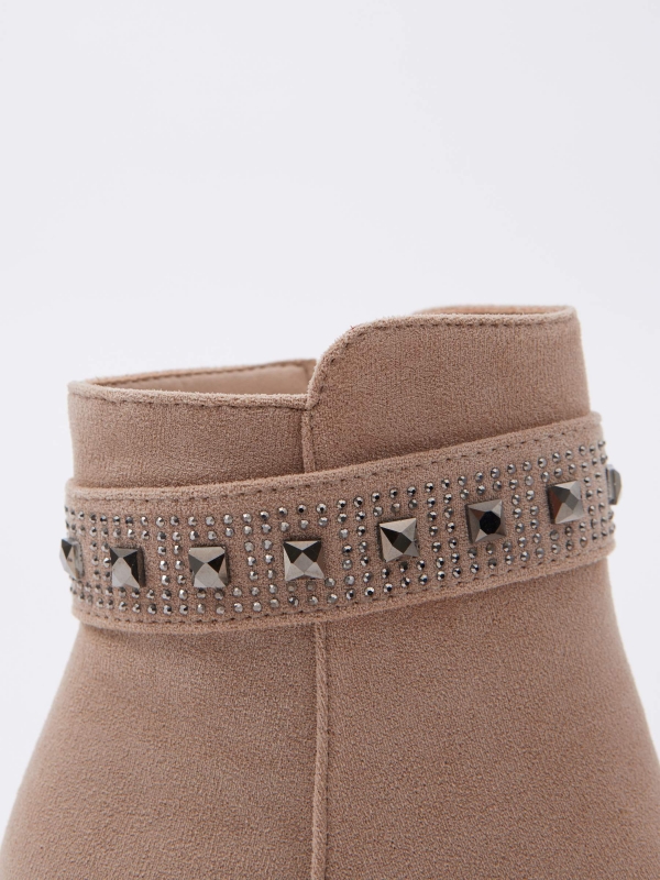 Botín tacón tira tachas beige vista detalle