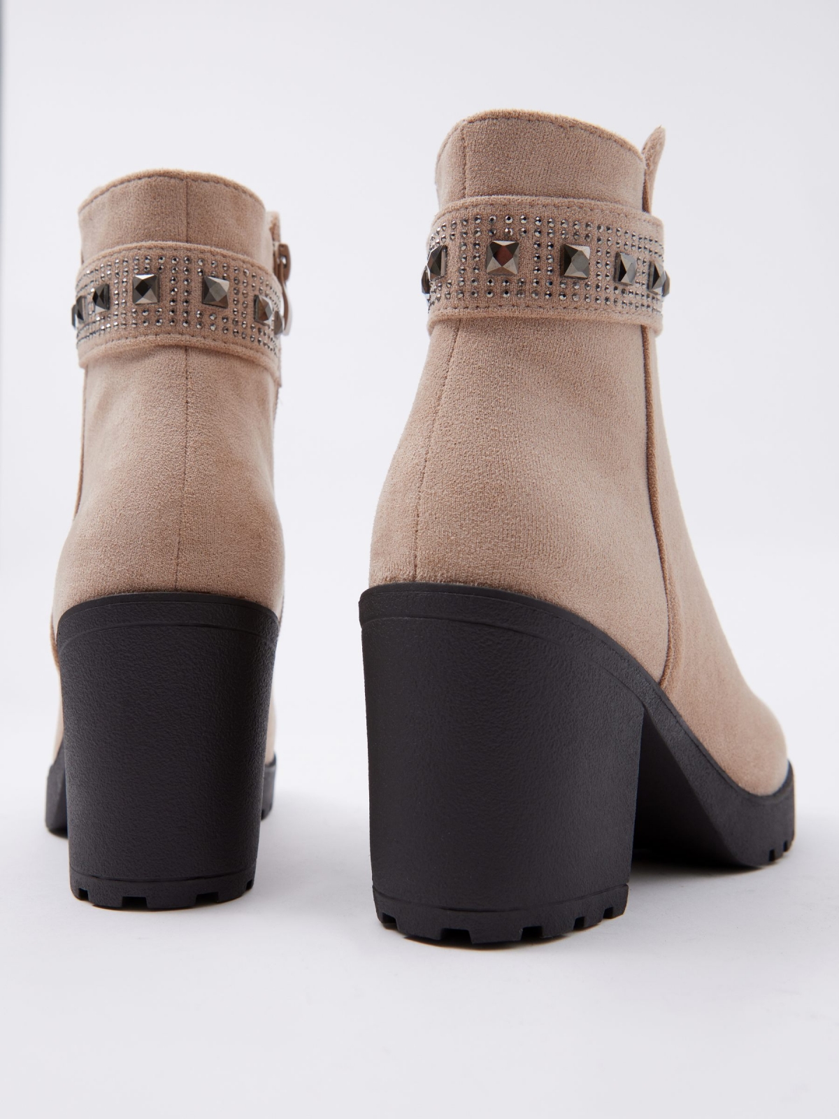Botín tacón tira tachas beige