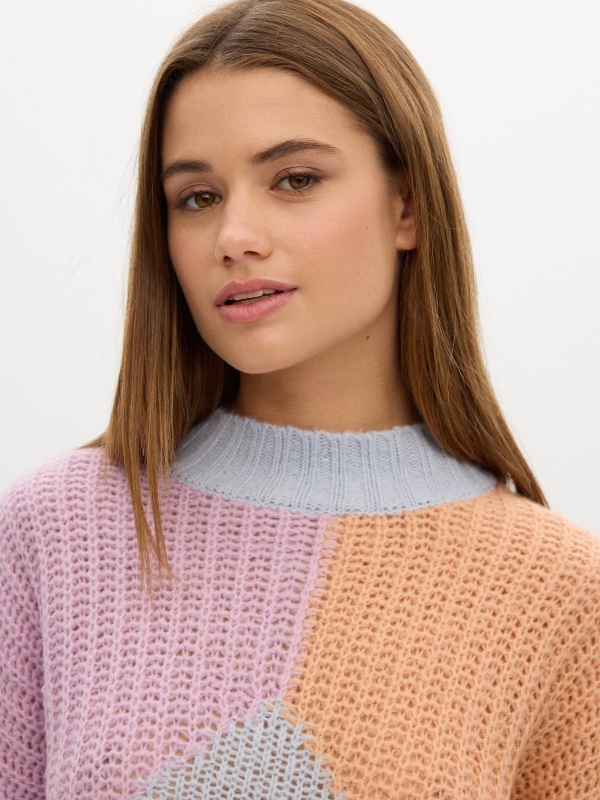 Camisola de gola rulê de cor de saltos pêssego vista detalhe