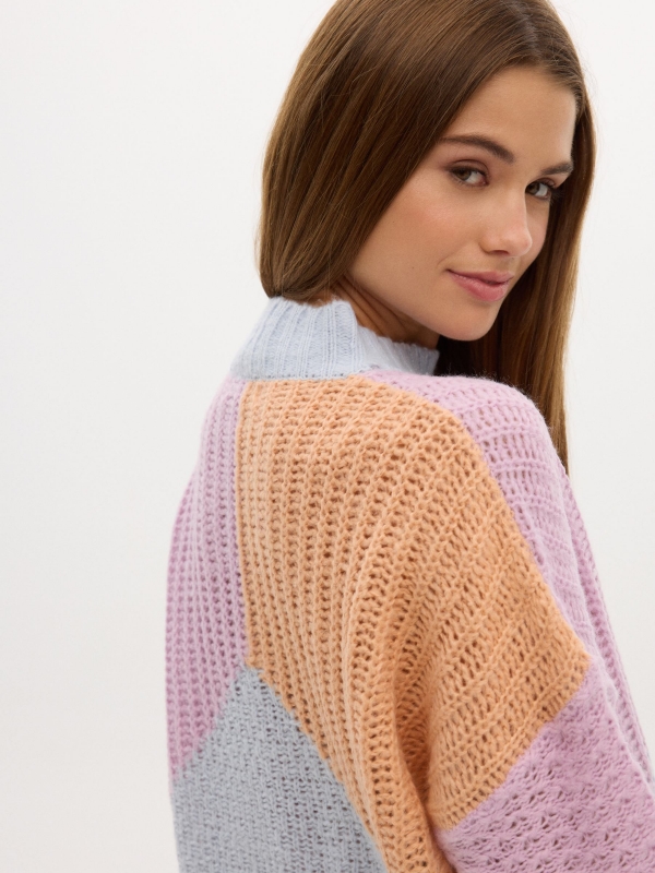 Camisola de gola rulê de cor de saltos pêssego vista detalhe