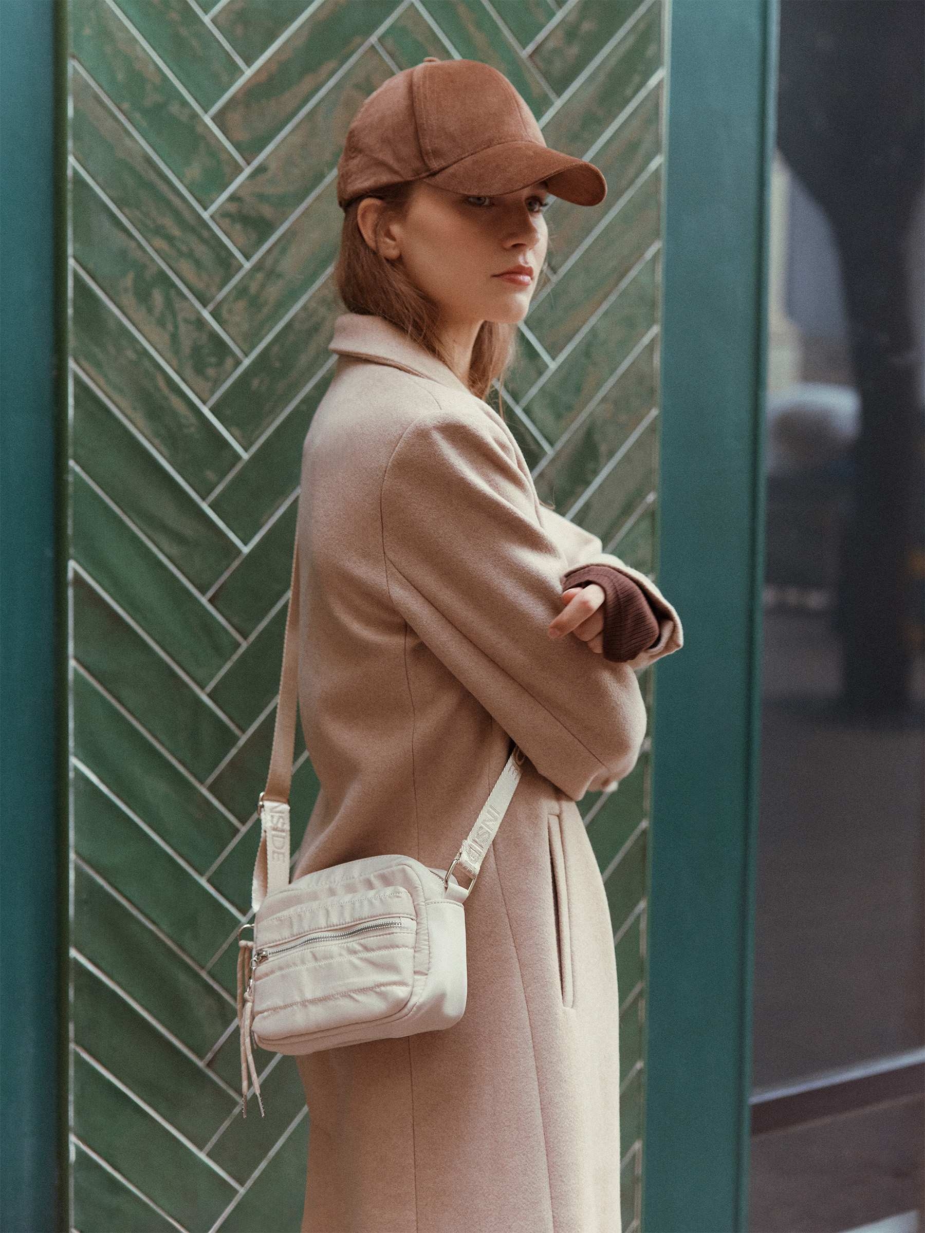 Padded shoulder bag sand front view