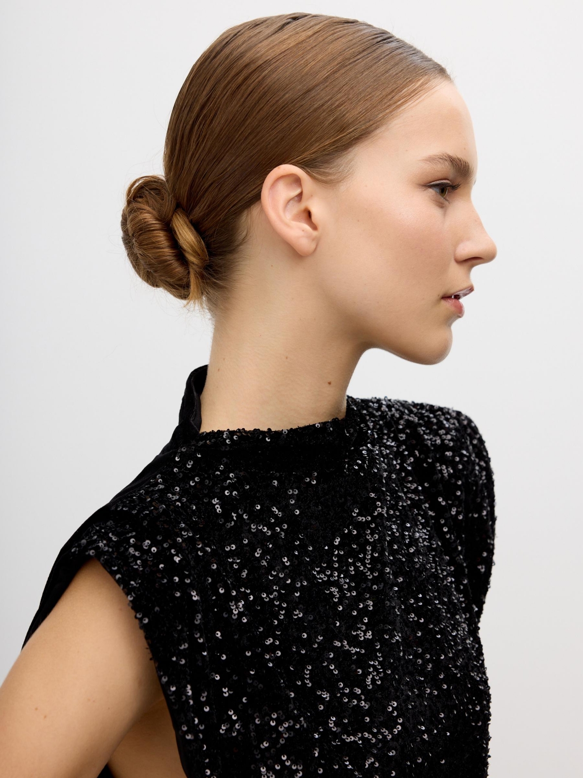 Vestido mini lantejoulas gola alta preto vista detalhe