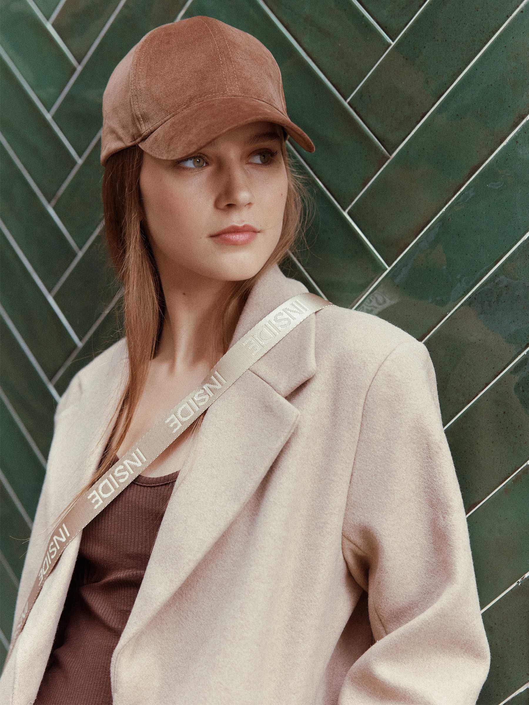 Gorra microfibra marrón vista lateral frontal 45º