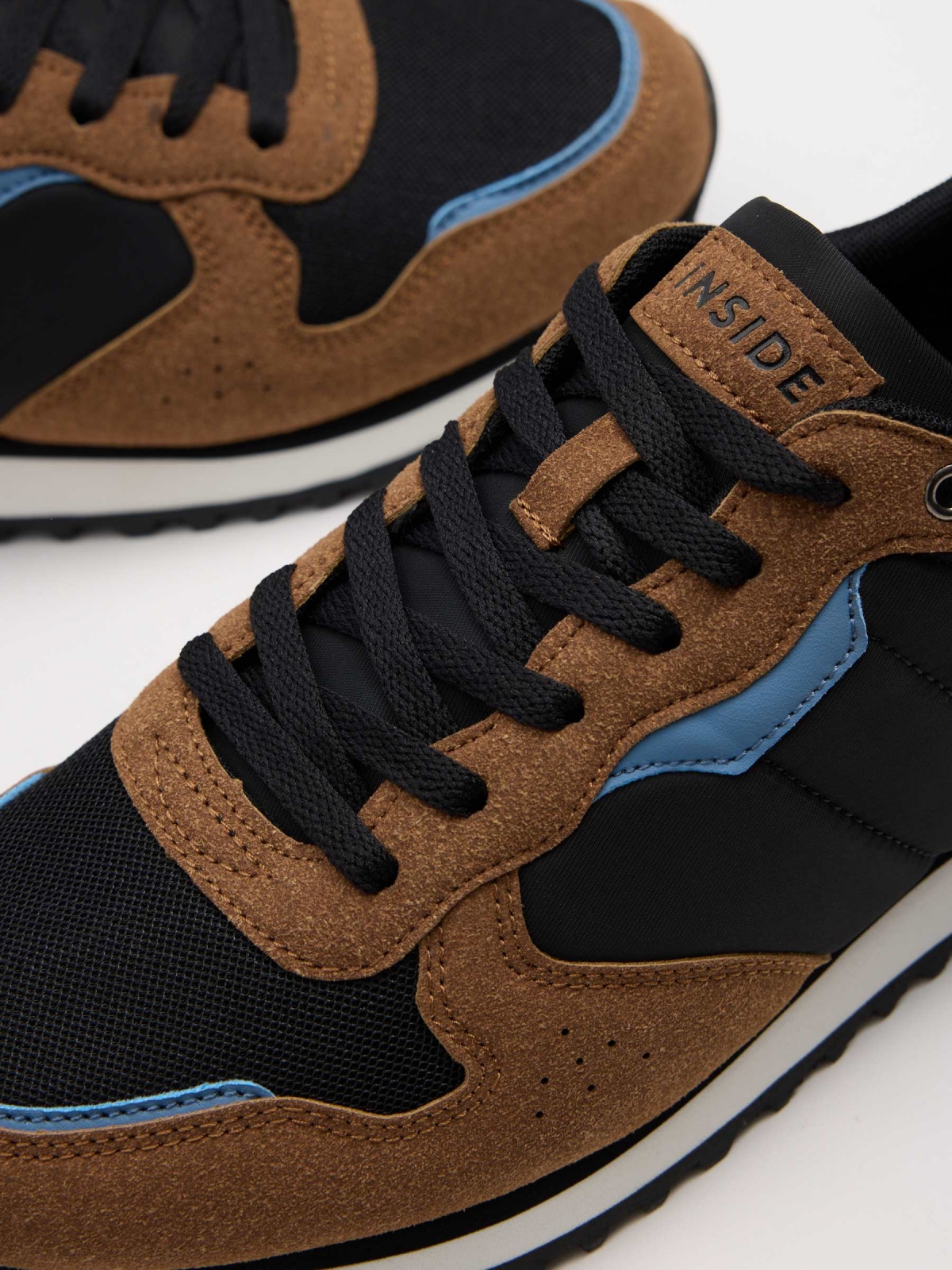 Deportiva running combinada negro vista detalle