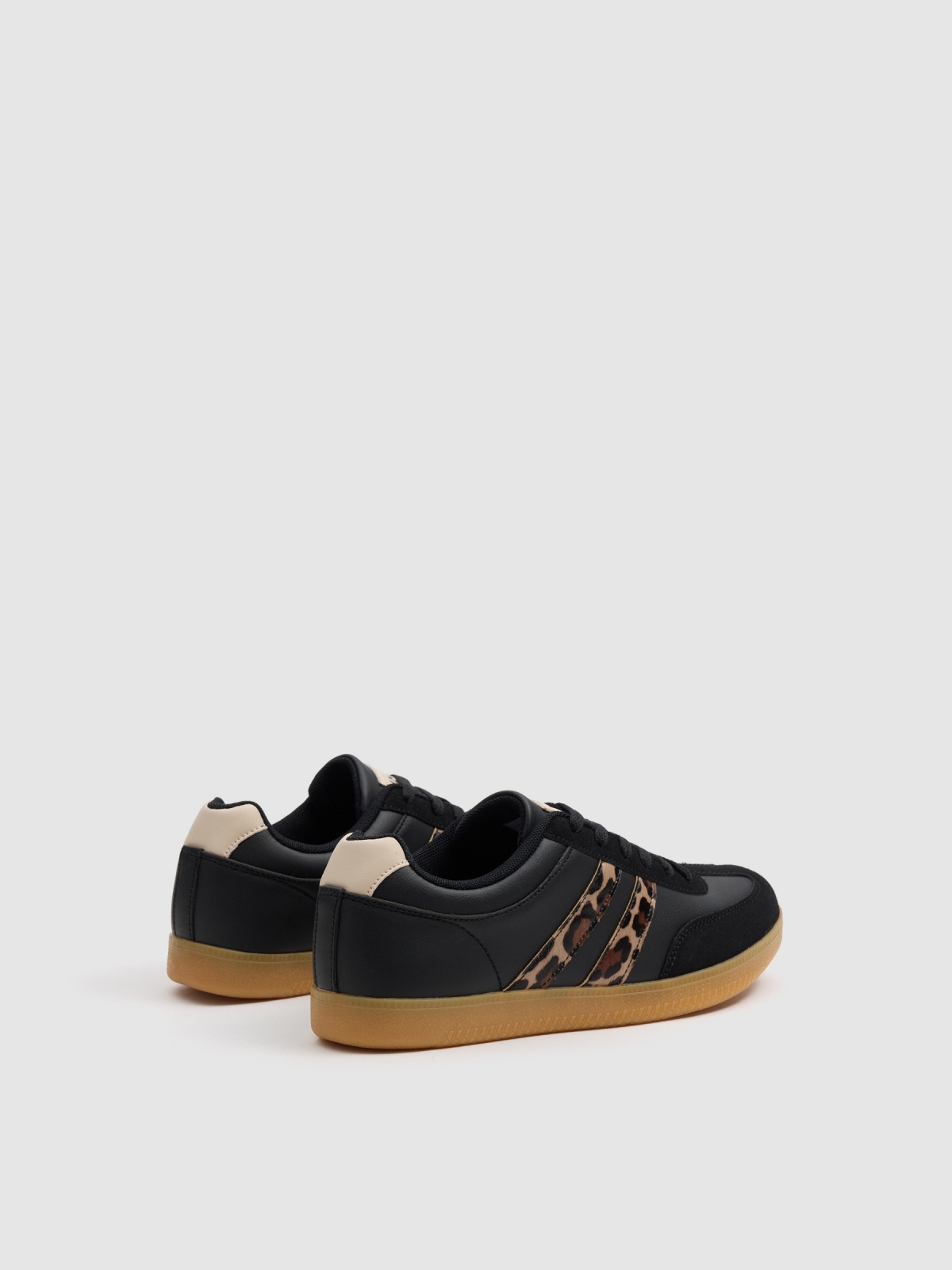 Sapatilha retro combinada animal print preto vista traseira 45º
