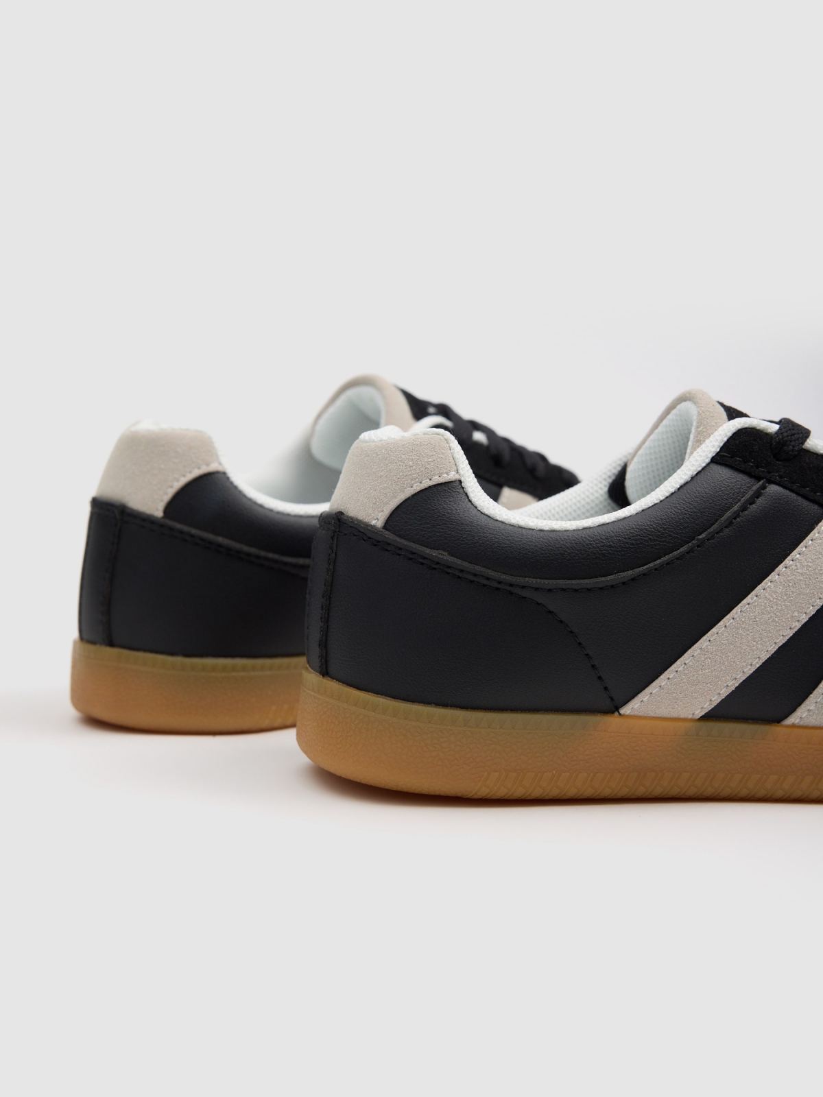 Zapatilla polipiel retro combinada negro vista detalle