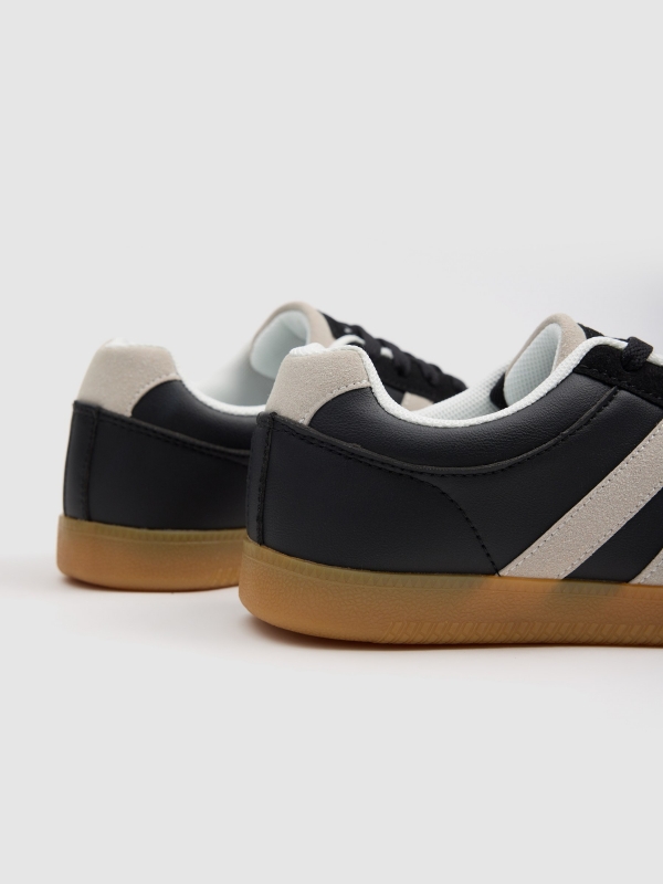 Zapatilla polipiel retro combinada negro vista detalle