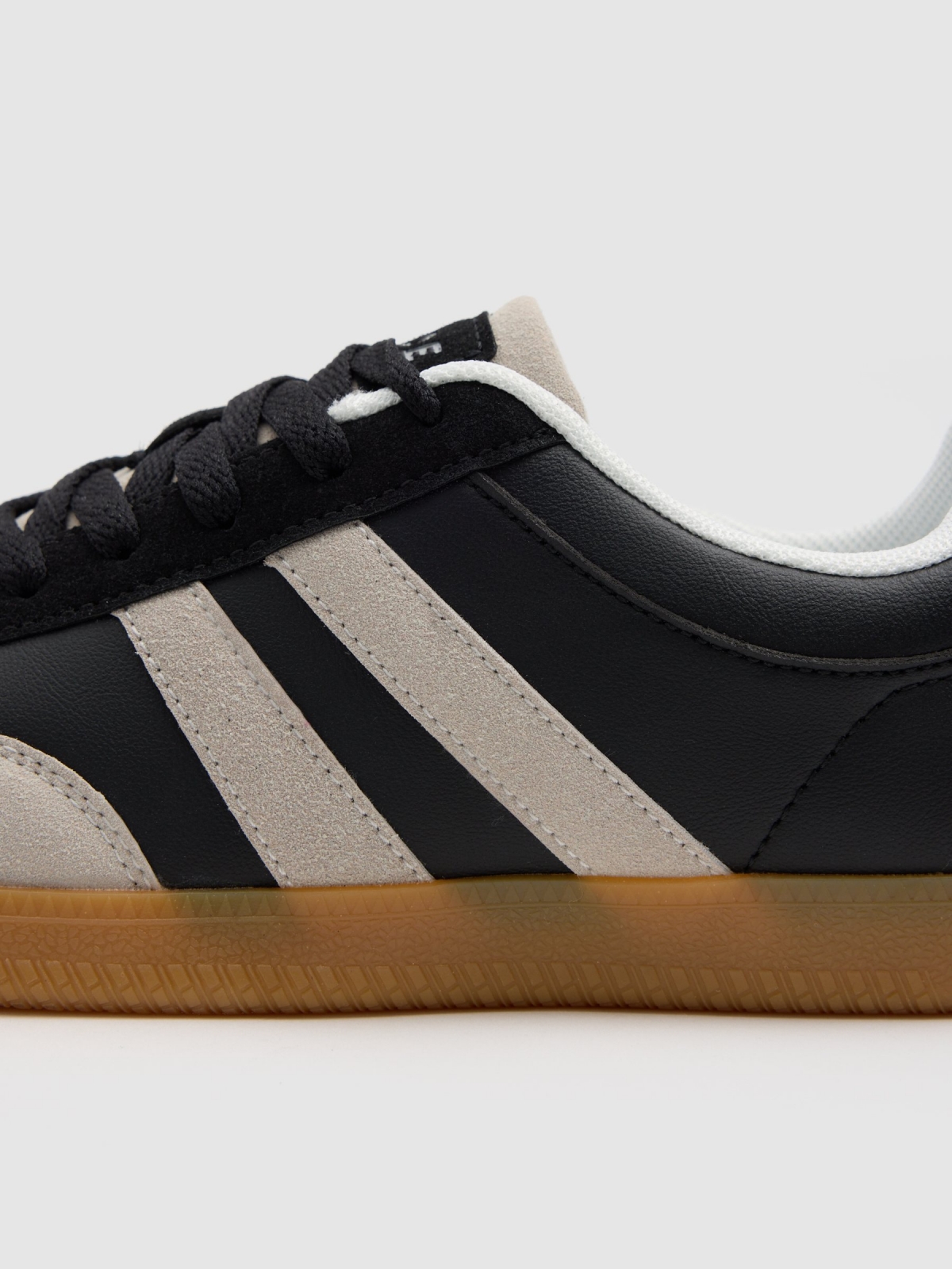 Zapatilla polipiel retro combinada negro vista detalle