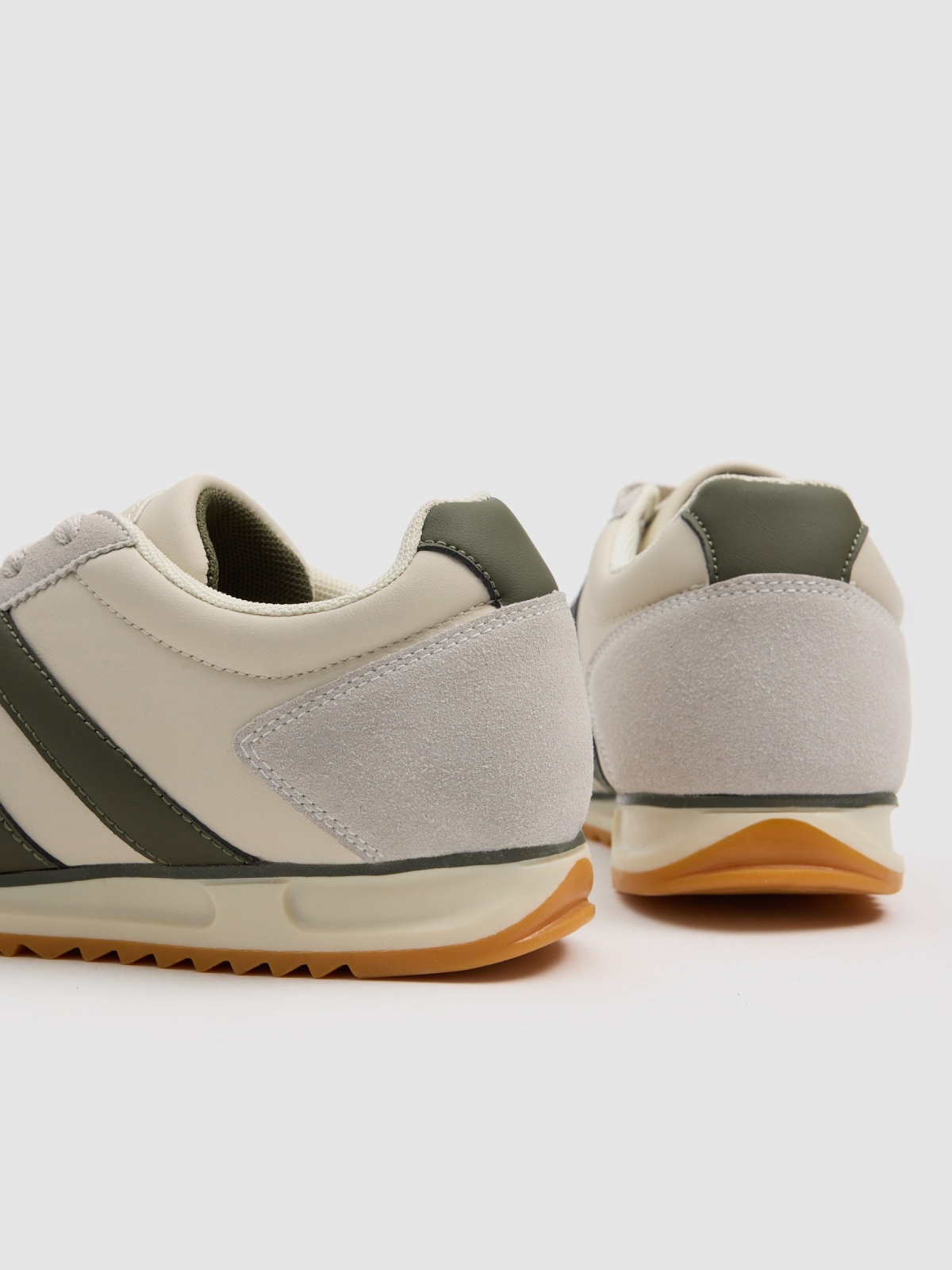 Zapatilla polipiel retro combinada arena vista detalle