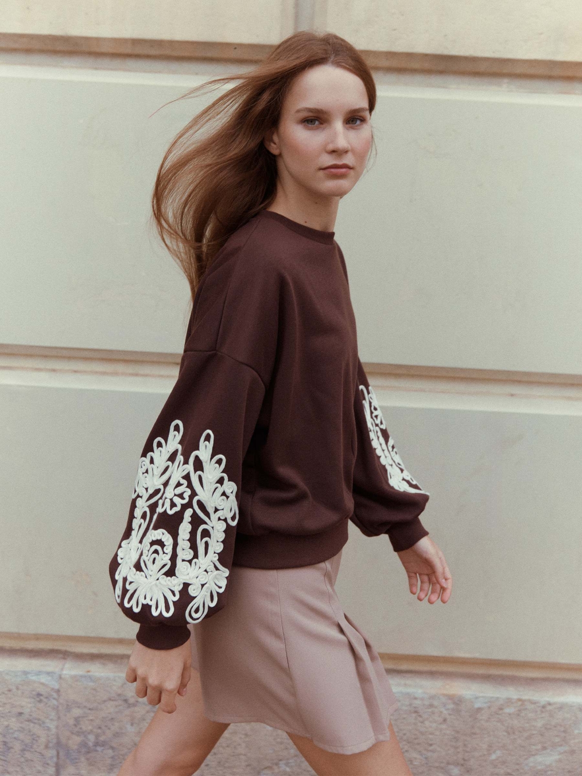 %New% Balloon sleeve floral sweatshirt chocolate