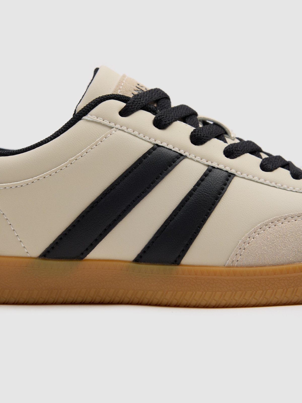 Zapatilla polipiel retro combinada crudo vista detalle