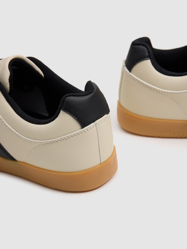 Zapatilla polipiel retro combinada crudo vista detalle