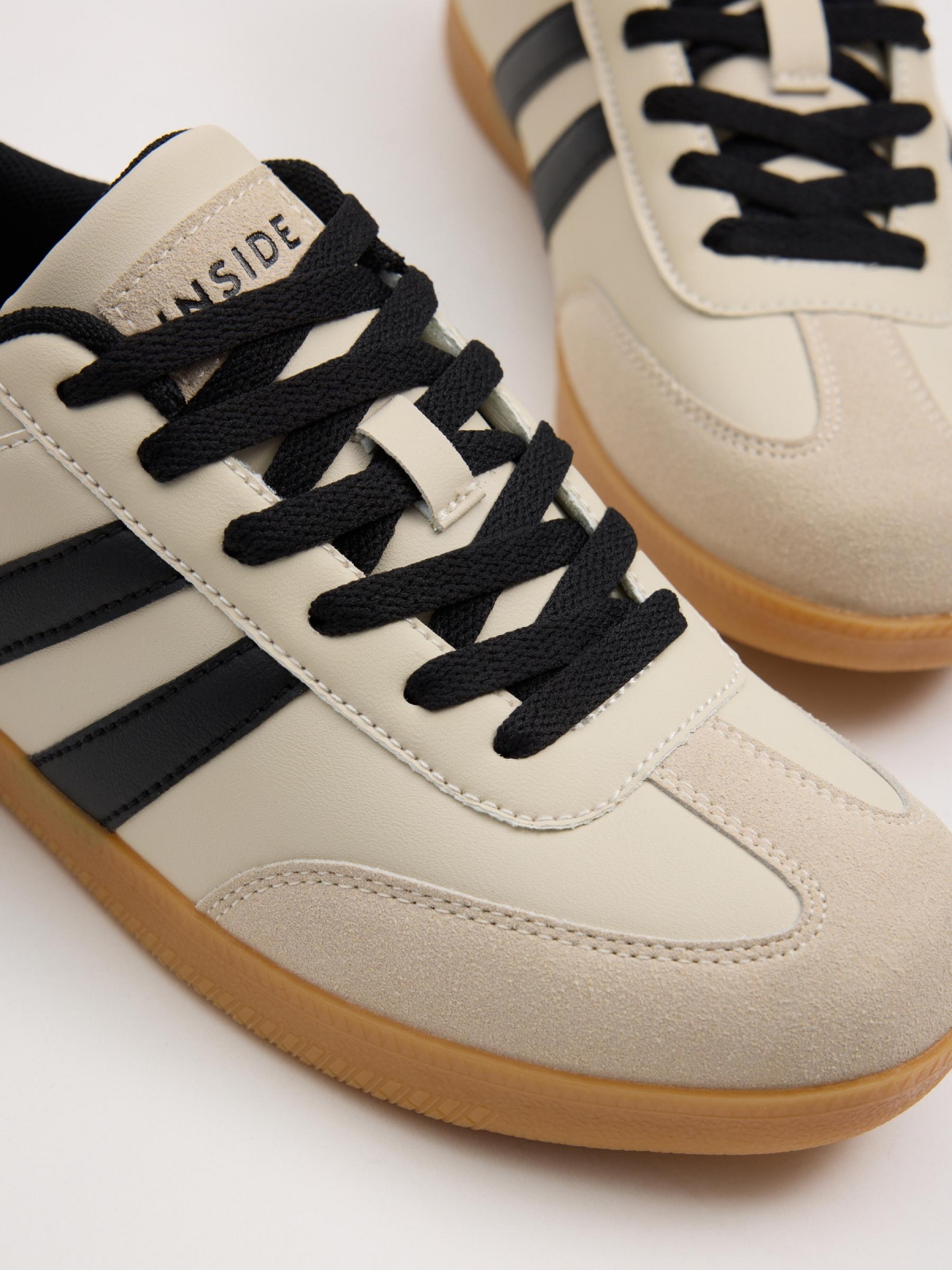 Zapatilla polipiel retro combinada crudo vista detalle